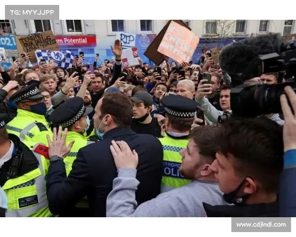 以海瑟尔事件为切入解析英超球队历史演进与深层互动关系脉络全景